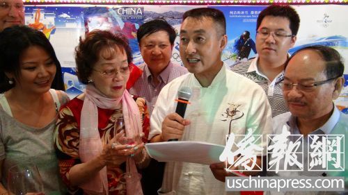 “美华联”主席鹿强宣读“全球华人迎冬奥”宣言。(美国《侨报》/高睿