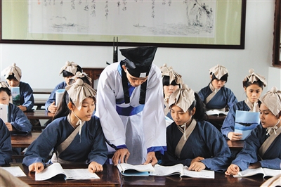 学生到东坡书院可体验身着古装、诵读东坡诗词。本报记者