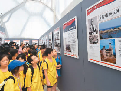 图为华裔青少年观看华侨与抗日战争图片展。(新华社)