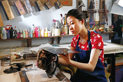 刘艺在《我们留学生2:追梦的兔子》中饰演的小彤。(美国《侨报》)