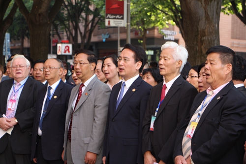 史明德大使（右四）、谭天星副主任（右三）、欧洲中国和平统一促进会会长张曼新（右二）在活动现场。（法国《欧洲时报》/陈磊
