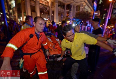 8月17日，在泰国首都曼谷，救援人员转移一名伤者。（参考消息援引新华社）