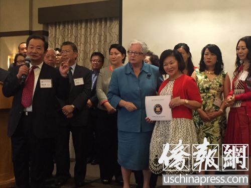 州参议员史塔文斯基为华商会理事长徐朱留弟颁发了褒奖状，以感谢其多年来服务社区做出的贡献。（孙璎姝）