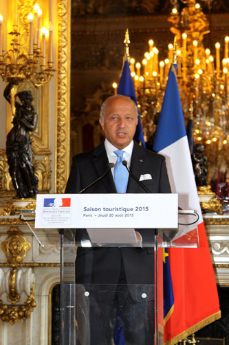 8月20日，法国外交部长法比尤斯公布上半年法国旅游业绩。（图片来源：欧洲时报记者张新
