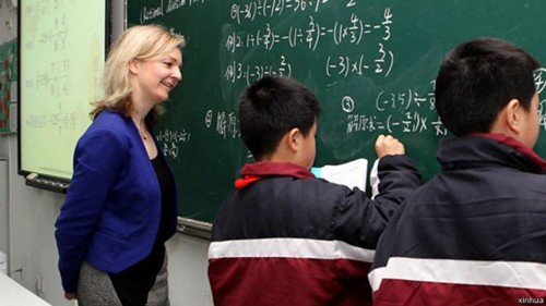 去年英国教育大臣伊丽莎白?特拉斯去上海考察中国学校,她认为中国的教育做法值得英国效仿。图为伊丽莎白?特拉斯在中国观摩数学教学。(BBC中文网)