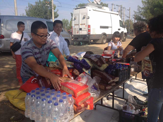 萨洛尼基华商自发组织当地华侨华人，通过提供援助物资向当地难民实施人道主义救援。（法国《欧洲时报》/活动主办方供图）
