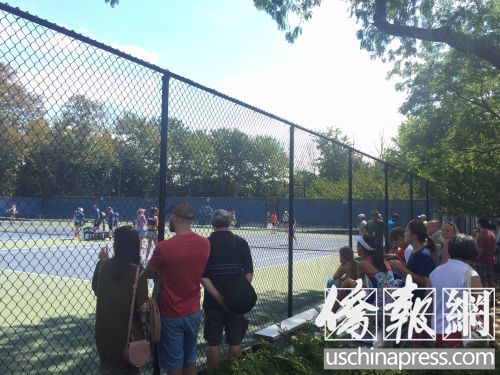 众多华裔球迷在训练场外一睹球星风采。(美国《侨报》/邹斌