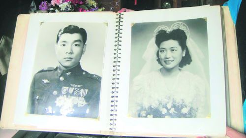 朱安琪、蒋有贤伉俪结婚照。（美国《侨报》）