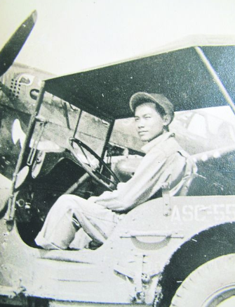 陈锦棠当年在云南,坐着军车时雄姿英发。（美国《侨报》）