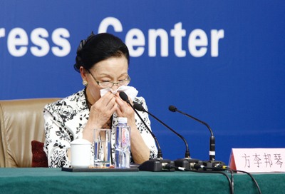 方李邦琴女士在讲到动情处时,不禁潸然泪下。