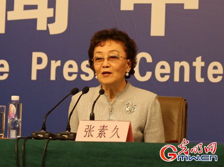 张素久现场介绍华人华侨的纪念活动（记者