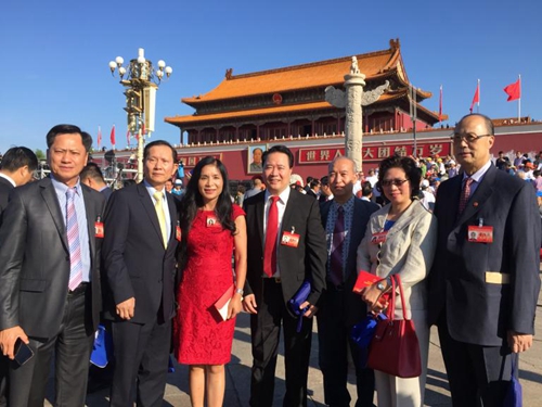 叶剑桥(左四)、李雪琳(左三)与英国侨领(《英国侨报》)