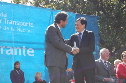 中国侨网-赢得社会认可 侨领陈文获阿根廷杰出