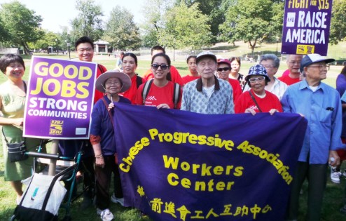 美国华人前进会组织20名华工参加“不再隐形”争取时薪15元的游行集会活动。(美国《世界日报》/唐嘉丽