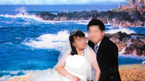 为获得美国“绿卡”所拍摄的假结婚照。（美国中文网）
