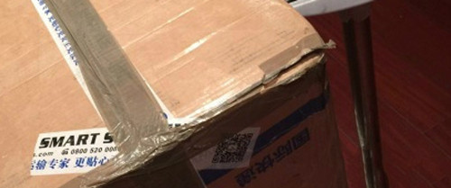 四个箱子底部破损,曾被切开并且重新封上(盗窃者使用的深棕色胶带)