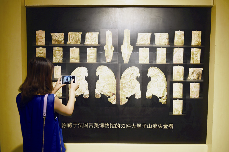 法国今年无偿归还给中国的32件甘肃大堡子山秦人文物，这是中法两国之间首次通过协商合作促成流失文物回归的案例。图为文物在甘肃省博物馆展览。（图片来源：中新社）