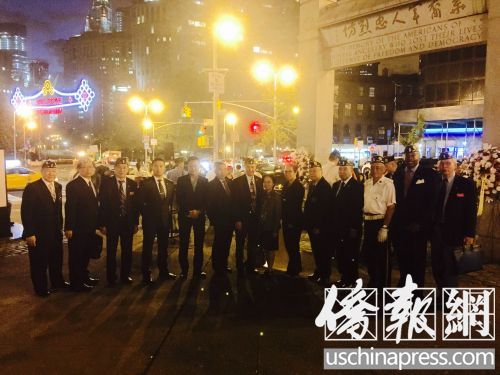 美国纽约华裔美国退伍军人会11日在华裔军人忠烈坊前举行烛光晚会,悼念零点废墟的死难者。(美国《侨报》/叶永康