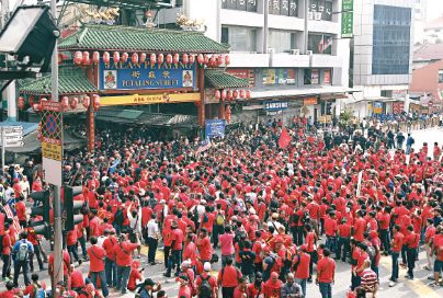 示威者在茨厂街外围聚集,不肯离开。(参考消息援引香港《东方日报》网站)