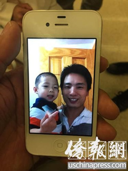 在父母手机里的儿子照片。（美国《侨报》/宋旸