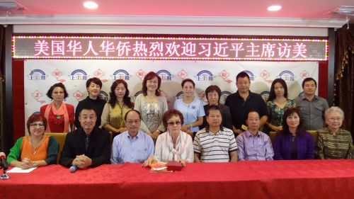 准备前往西雅图参加习近平中秋茶话会的代表一起合影。(美国《侨报》/高睿