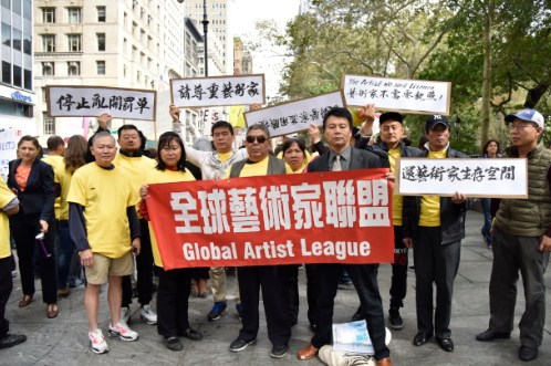 将近20名华裔街头艺人参与抗议，要求市府和警察部门合理执法。(美国《世界日报》/李玥