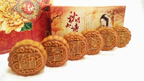 一字排开的姓氏月饼不仅极具巧思﹐卖相也很诱人。(法国《欧洲时报》援引马来西亚《诗华日报》)