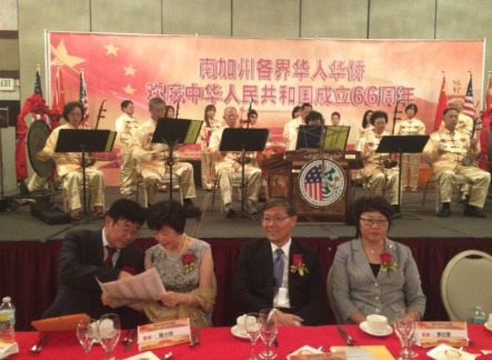 南加州各界新老侨胞,25日共庆中华人民共和国成立66周年。中国驻洛杉矶总领事刘健及夫人陈小玲(右二、右三)。(美国《世界日报》)