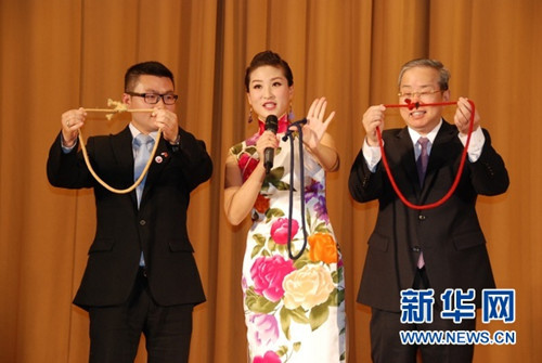 中国驻卢森堡大使黄长庆（右）参与魔术表演互动