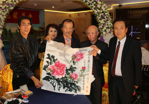 沈一飞向会馆赠送牡丹图。(法国《欧洲时报》/黄冠杰