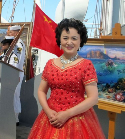 歌唱家张莉在“胜利号”军舰上。（图片由张莉提供）