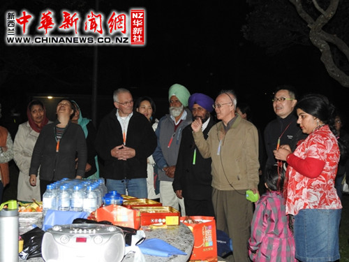 图为Pakuranga社区华人协会洪本立会长正在向各族裔朋友讲述和介绍中秋节的由来。(新西兰中华新闻网)