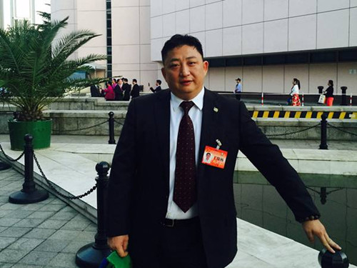 中国侨网-巴西侨领王璟杨:心中永远有一面五星