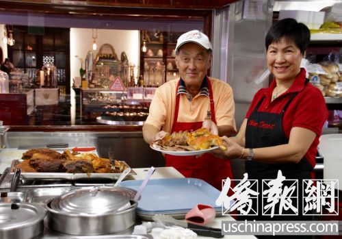 曾炽光与太太孙锦梅在店内准备迎接客人。(美国《侨报》