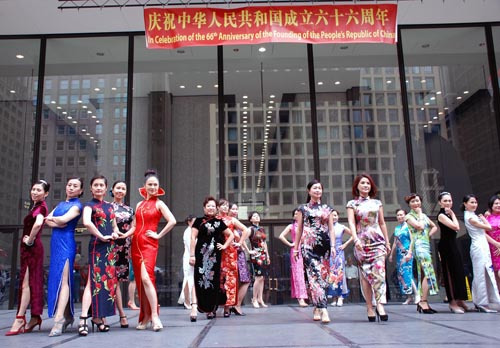 中国旗袍秀首次亮相美国第三大城市--芝加哥市中心。（张大卫