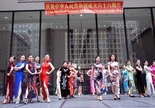 中国旗袍秀首次亮相芝加哥市中心国庆升旗礼(图)