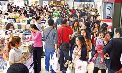 图为中国游客在某市内免税店购物（网络图片）