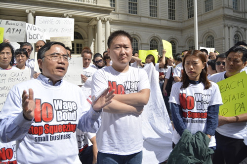龙二(前左二)此前曾参与组织大批美甲业主到市政厅抗议工资保险。(世界新闻网/俞姝含