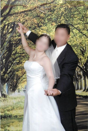 涉嫌假结婚的夫妻二人结婚照。（美国《侨报》）