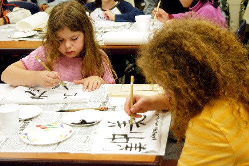 中国侨网-中国留学生深入美国家庭教中文 感受