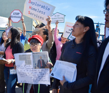 艾姆赫斯特居民高举“凄惨的游民服务”(Deplorable