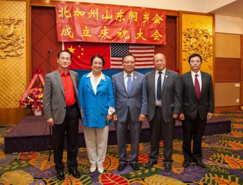 湖南同乡联谊会会长欧阳飞鹏(左一),美国中华妇女联合会会长、北京同乡联谊会会长何孔华(左二),北加州山东同乡会会长张汝惟(左三),美西和平统一促进会会长、江苏同乡会会长吴有义(右二),北加州中国和平统一促进会会长李振宇(右一)。(北加州山东同乡会提供)