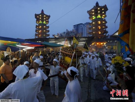 当地时间10月14日,马来西亚华裔在吉隆坡举行活动庆祝九皇爷诞第二天到来。九皇爷诞是中国汉族的民间信俗,在东南亚久盛不衰,与当地特殊的九皇大帝信仰相结合,有一整套隆重而严格的庆典仪式。