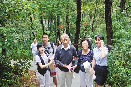 张绍进(前排左二)、张盈盈(前排右二)夫妇回到重庆,追寻抗战岁月的印迹。记者左黎韵