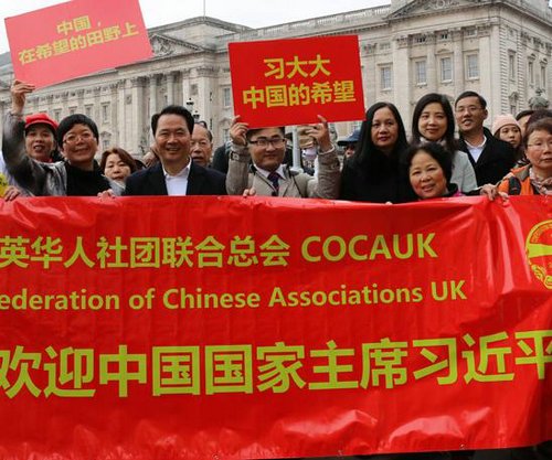 在英侨团20日凌晨从曼彻斯特赶到伦敦,加入欢迎人群。(法国《欧洲时报》英国版/侯清源