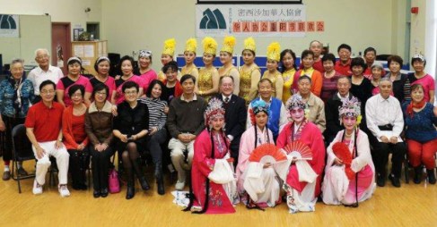 图为会长温一山与部分与会者合影。(图片由加拿大密西沙加华人协会提供)