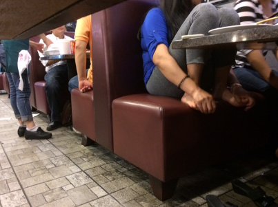 蒙市某中餐馆晚餐高峰期。几乎整顿饭的功夫，一位华裔女士的双手一直在搓自己脚丫子，谈兴浓时还双手搓脚，让邻桌的华洋客人看得目瞪口呆。（美国《世界日报》/杨青