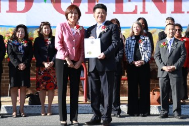 蒙郡郡长办公室特别项目主任齐丽丽(前左),贺华人商家进驻蒙郡。(美国《世界日报》/罗晓媛