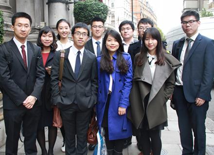 参加习近平主席会见的部分英国留学生代表合影。(法国《欧洲时报》/严振羽