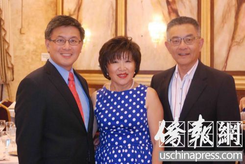 加州财务长江俊辉(左)为竞选连任的州议员朱感生(右)站台。中为朱感生夫人周云菊。(美国《侨报》/陆杰夫